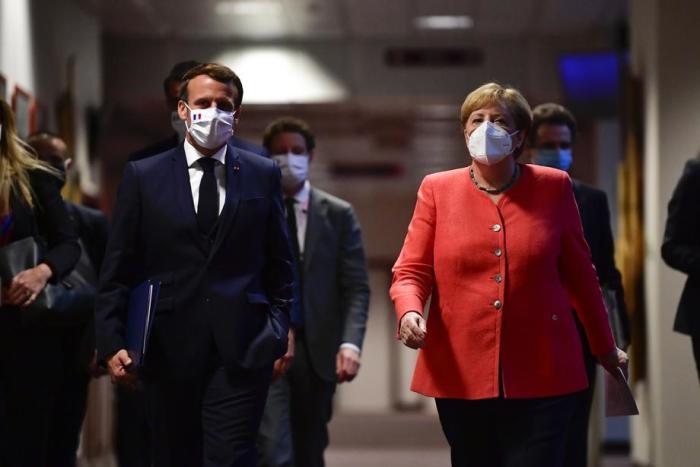 Der französische Präsident Emmanuel Macron (L) und die deutsche Bundeskanzlerin Angela Merkel (R) treffen zum Abschluss des Europäischen Rates in Brüssel zu einer gemeinsamen Video-Pressekonferenz zusammen. Foto: epa/John Thys / Pool