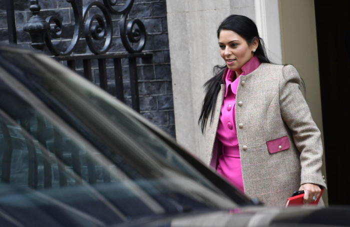 Der britische Innenminister Priti Patel verlässt die Downing Street nach einer Kabinettssitzung in London. Foto: epa/Neil Hall