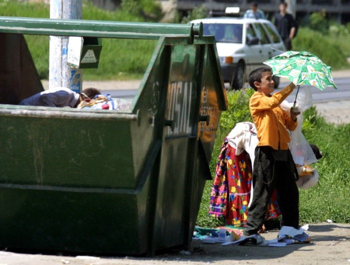 Zigeunerfamilien verdienen Geld für ihre täglichen Ausgaben, indem sie wiederverwertbares Material - insbesondere wiederverwertbares Eisen - von den Straßen Bukarests sammeln. Foto: epa/Robert Ghement