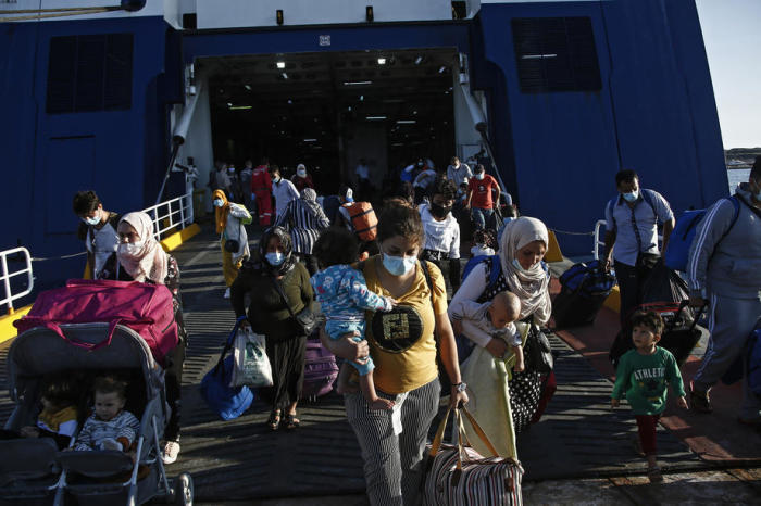 Am Hafen von Lavrio, südlich von Athen, kommen Flüchtlinge und Migranten an. Archivfoto: epa/YANNIS KOLESIDIS
