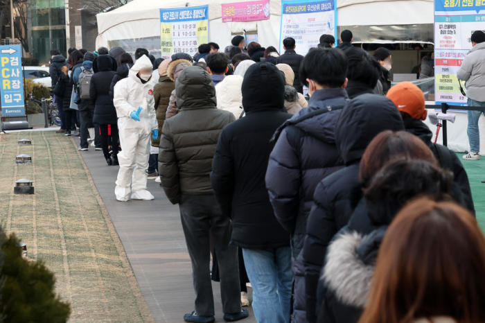 Leute warten in einer Schlange, um Tests an einer Covid-19-Teststation in Seoul zu erhalten. Foto: epa/Yonhap