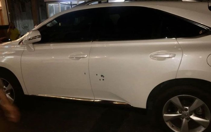 Im Bild deutlich zu sehen: Die Einschusslöcher auf der Beifahrerseite des weißen Lexus-SUV. Foto: Manager Online