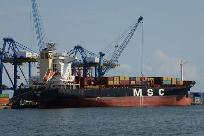 Ein Schiff mit Containern an Bord liegt im Hafen Tema in der Nähe von Accra. Foto: Gioia Forster/Dpa