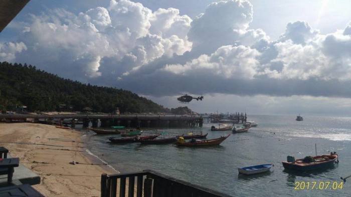 Helikopter kreisten über Koh Tao: Polizeieinheiten suchen seit Tagen nach möglichen übersehenen Spuren im Todesfall der Belgierin Elise Dallemagne (30). Hier fliegt gerade Surat Thanis Gouverneur Inthanak ein.