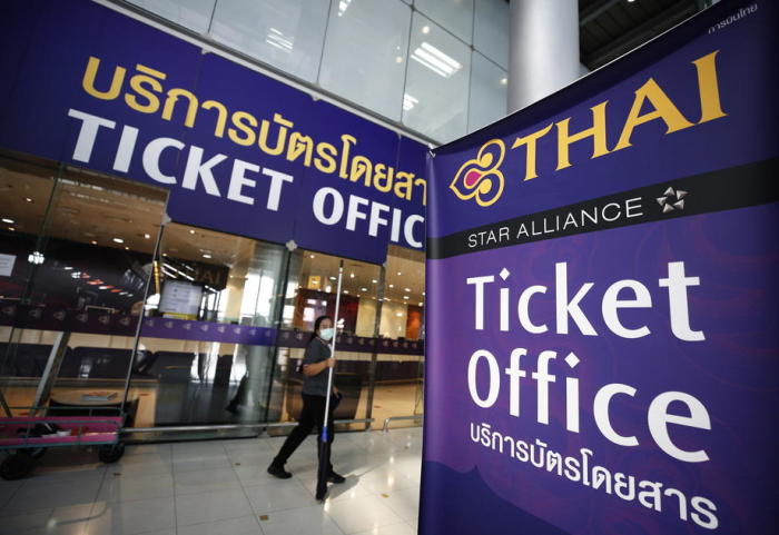 Ticket-Büro von Thai Airways am Suvarnabhumi Airport in Bangkok. Foto: epa/Narong Sangnak