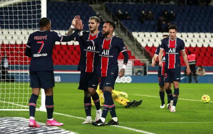 Der Neymar (C) von Paris Saint-Germain feiert mit Mannschaftskameraden. Foto: epa/Christophe Petit Tesson