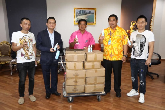 Bürgermeister Sonthaya Khunpluem (2. v. r.) bei der Entgegennahme einer Spende von 17.000 Alkoholsprayflaschen zur Eindämmung der Covid-19-Gefahr in Pattaya, gespendet von dem Unternehmen Mong Yen Shenzen Ltd. Bild: PR Pattaya