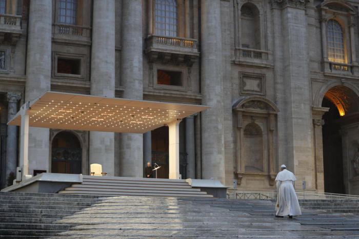 Papst Franziskus außerordentlicher Urbi et Orbi-Segen während der Coronavirus-Krise. Foto: epa/Yara Nardi / Pool