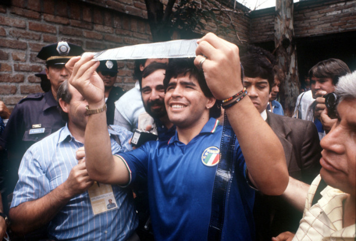 Diego Maradona (M.) schaut sich im Kreise von Fotografen Filmmaterial an. Foto: Dpa/dpa/dpa