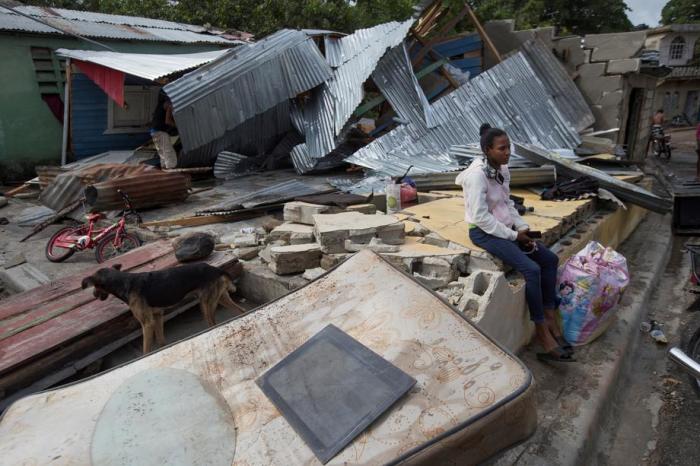 Eine Frau beobachtet die Schäden an den Häusern, die nach dem Hurrikan Isaias in der Region Hato Mayor in der Dominikanischen Republik entstanden sind. Foto: epa/Orlandische Barriene