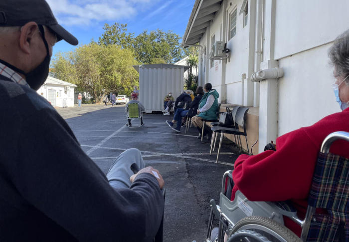 Die Südafrikaner, die über 60 Jahre alt sind, warten in der Schlange, um die erste von zwei Covid-19-Impfungen von Pfizer zu erhalten. Foto: epa/Nic Bothma