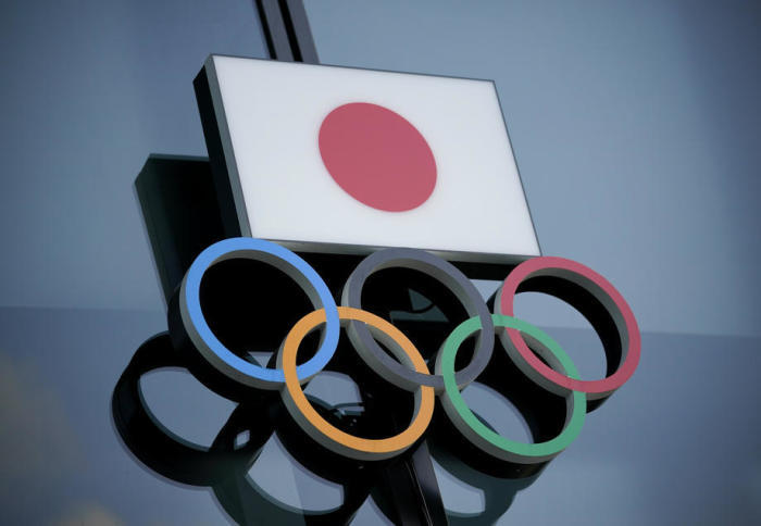 Die Olympischen Ringe mit der japanischen Nationalflagge im Japanischen Olympischen Museum in Tokio. Foto: epa/Franck Robichon