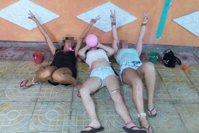 Im Juni sorgte ein in sozialen Netzwerken veröffentliches Foto für Empörung, dass drei westliche Touristinnen beim Konsumieren von Lachgas auf Koh Phi Phi zeigte. Foto: Phuket Gazette