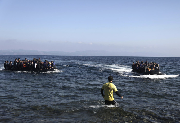 Flüchtlinge und Migranten kommen auf der griechischen Insel Lesbos an. Foto: epa/Yannis Kolesidis
