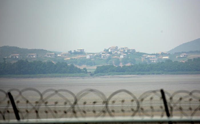 Eine Ansicht des Bezirks Gaepung-gun auf der nordkoreanischen Seite der entmilitarisierten Zone (DMZ), vom Odusan-Observatorium in Paju aus gesehen. Archivfoto: epa/Jeon Heon-kyun