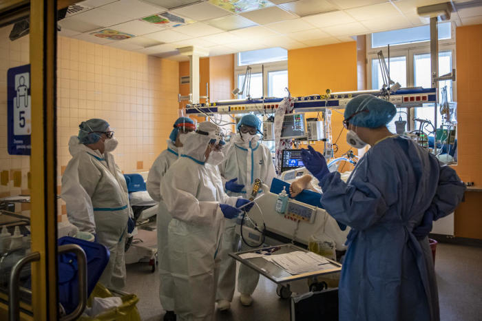 Mitarbeiter des Gesundheitswesens betreuen den COVID-19-Patienten in der Abteilung für Anästhesiologie, Reanimation und Intensivmedizin (ICU) des Allgemeinen Universitätskrankenhauses in Prag. Foto: epa/Martin Divisek
