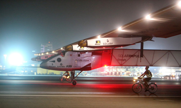  Die «Solar Impulse 2» bei der Landung in Abu Dhabi. Foto: epa/Stringer