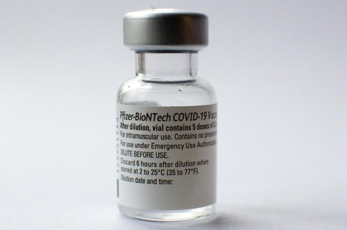 Eine gebrauchte Ampulle des Impfstoffs COVID-19 von Pfzer-BioNTech in London. Foto: epa/Neil Hall