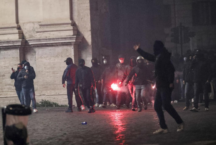 Proteste gegen die Maßnahmen zur Verhinderung der Ausbreitung der Coronavirus-Pandemie Zusammenstoß mit der Polizei in Rom. Foto: epa/Giuseppe Lami