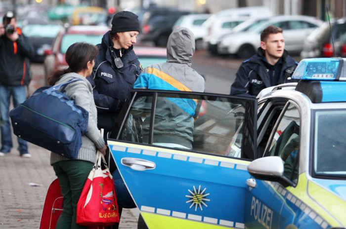 Die Polizei begleitet Asylbewerber zum Flughafen. Foto: epa/Sebastian Willnow