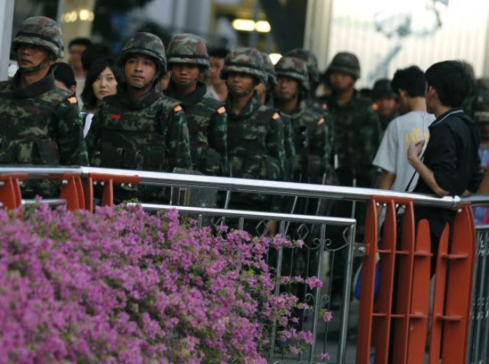 Soldaten gehen gegen Demonstranten vor