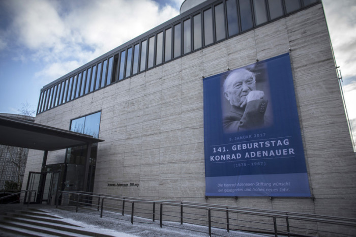 Grußworte zum 141. Geburtstag von Konrad Adenauer. Foto: epa/Oliver Weiken