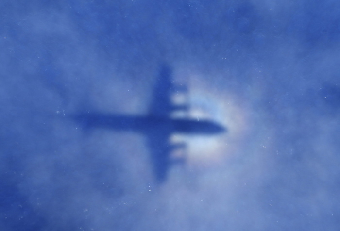 Der Schatten einer Maschine der Royal New Zealand Air Force P3 Orion, die nach der vermissten Maschine des Flugs MH370 der Malaysia Airlines sucht, ist durch Wolken hindurch über Perth zu sehen. Foto: Rob Griffith