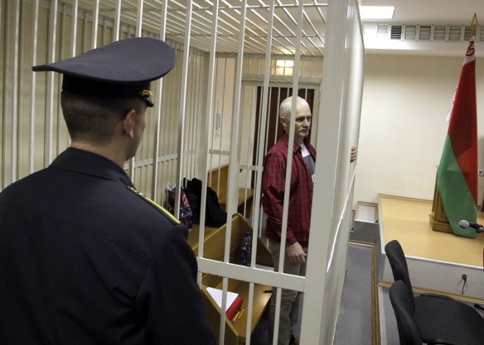 Ein weißrussischer Menschenrechtsaktivist Ales Belyatsky ist in einem Käfig in einem Gerichtssaal vor einer Gerichtssitzung in Minsk zu sehen. Foto: epa/Tatyana Zenkovich