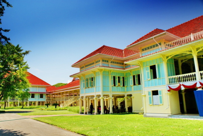 Der Mrigadayavan-Palast wurde 1923 dem Zeitgeist entsprechend im europäischen Architekturstil errichtet. So hatte sich das damalige Siam seit Rama V. dem Westen geöffnet. Foto: NinelittlePhoto / Fotolia.com