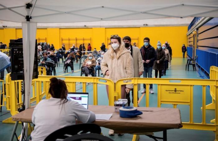 Leute warten, bis sie an der Reihe sind, während eines Massen-Coronavirus-Tests in Palma de Mallorca. Foto: epa/Atienza