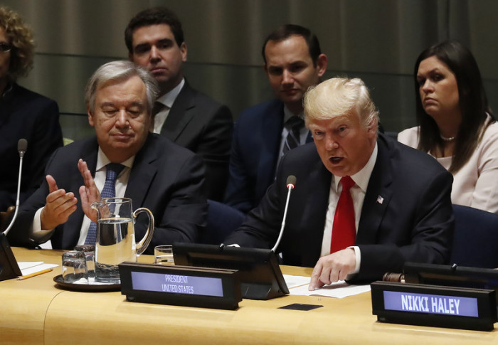 US-Präsident Donald Trump (r.) und UN-Generalsekretär Antonio Guterres (l.). Foto: epa/Jason Szenes