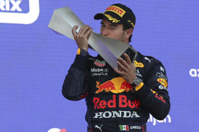 Mexikos Formel-1-Pilot Sergio Perez von Red Bull Racing feiert mit der Trophäe auf dem Podium nach seinem Sieg. Foto epa/TOLGA BOZOGLU