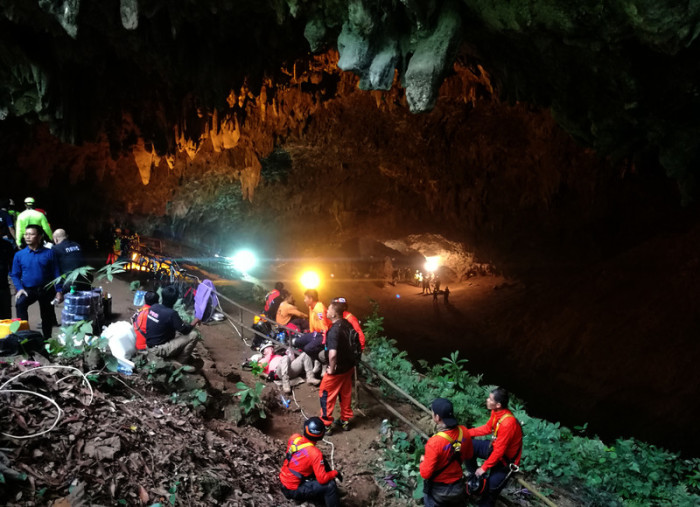 Aufnahme von der Rettungsaktion der Jugendlichen aus der überschwemmten Höhle Tham Luang Nang Non in der thailändischen Nordprovinz Chiang Rai am 25. Juni 2018. Foto: epa/Chaichan Chaimun
