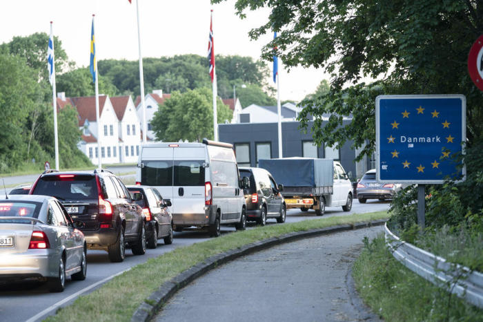 Fahrzeuge wollen die Grenze nach Deutschland an einem Kontrollpunkt in Froeslev überqueren. Foto: epa/Claus Fisker