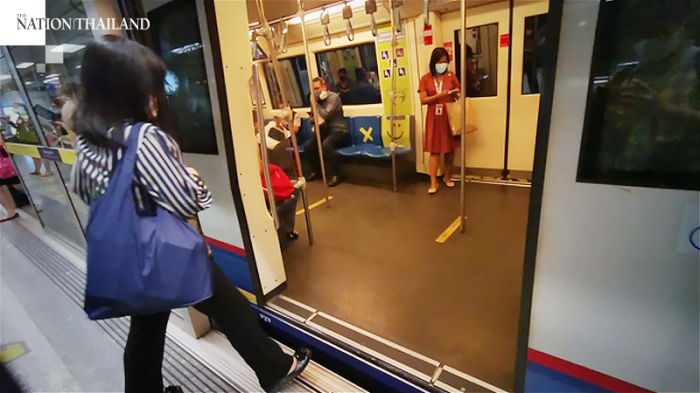 Die soziale Distanzierung soll in Bangkoker Nahverkehrsmitteln am 1. Juli aufgehoben werden. Foto: The Nation