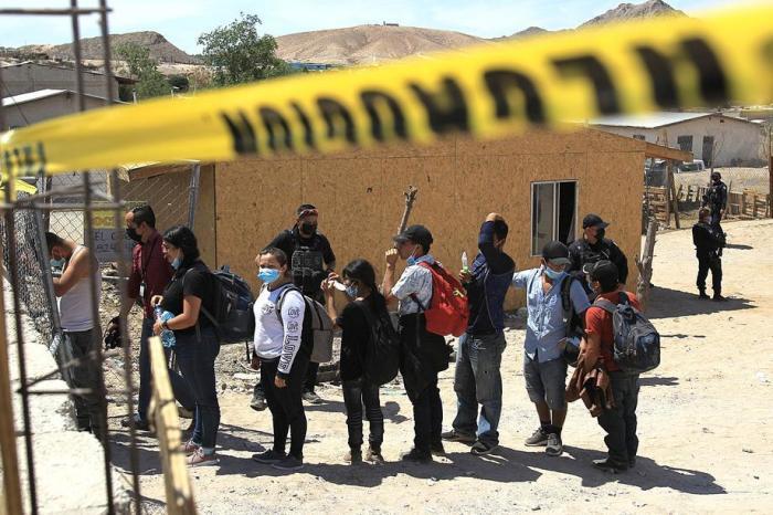 Beamte der Generalstaatsanwaltschaft eskortieren mehr als einen entführten Migranten aus einem Haus in Ciudad Juarez. Foto: epa/Luis Torres