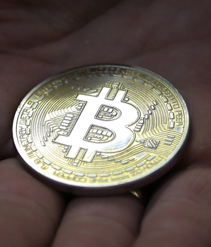 Eine Souvenir-Bitcoin-Münze. Foto: epa/Maxim Shipenkov 