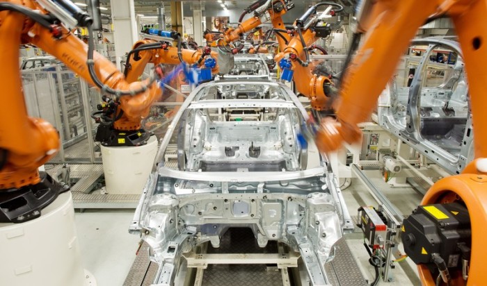  Kuka-Roboter in der Produktion der Volkswagen AG. Foto: epa/Julian Stratenschulte