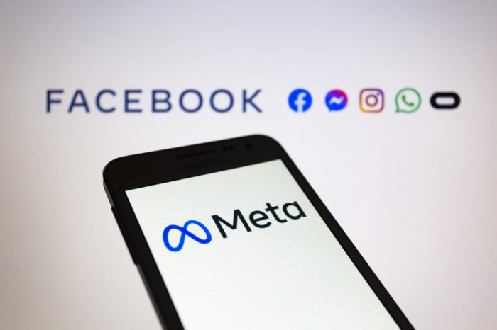Das Logo von Meta, der neuen Dachmarke des Facebook-Konzerns, wird auf einem Smartphone angezeigt, im Hintergrund sind die Logos von Facebook, Messenger, Instagram, Whatsapp und oculus zu sehen. Foto: Andre M. Chang/Zuma Press Wire/dpa