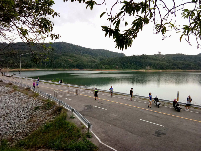 Jogger am Staudamm Bang Neow. Das Reservoir hat so wenig Wasser wie schon lange nicht mehr. Foto: The Thaiger