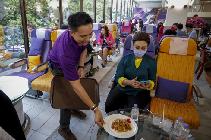 Im „Royal Orchid Restaurant & Canteen“ kann man Flugfeeling auch am Boden genießen, in der Economy- und First Class. Fotos: epa/Diego Azubel