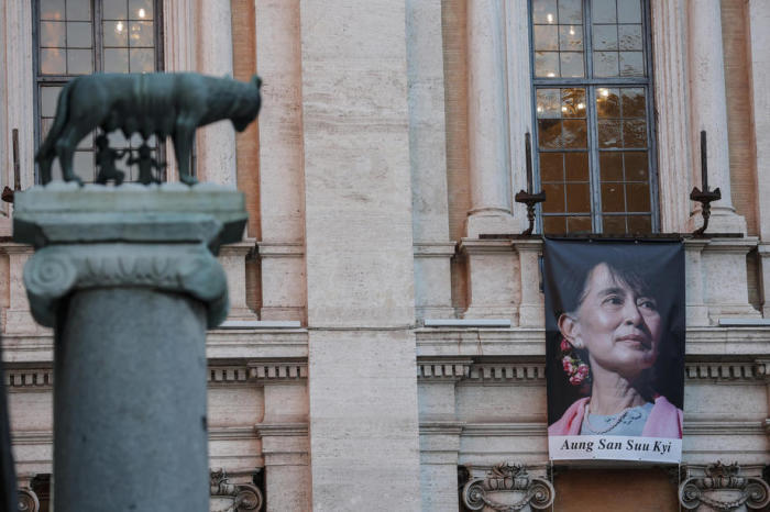 Eine Abbildung von Myanmars gestürzter Führerin Aung San Suu Kyi auf dem Sitz des Palazzo Nuovo. Foto: epa/Giuseppe Lami