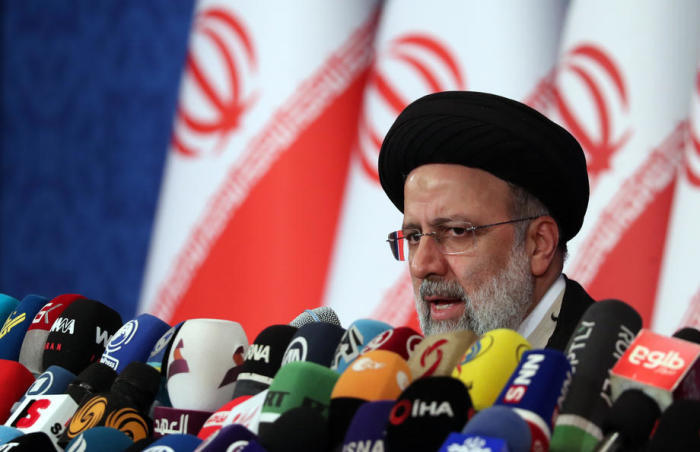 Der neu gewählte iranische Präsident Ebrahim Raisi spricht während seiner ersten Pressekonferenz nach dem Sieg bei den Präsidentschaftswahlen in Teheran. Foto: epa/Abedin Taherkenareh