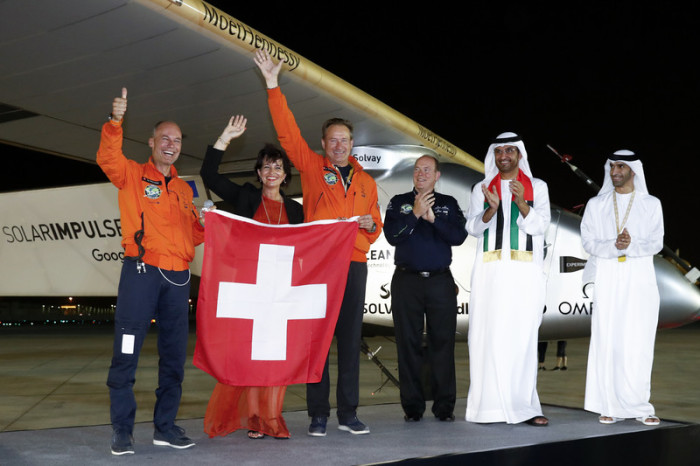  Die Schweizer Piloten und Abenteurer Bertrand Piccard (l.) und Andre Borschberg (3. v. l.) nach ihrer Landung in Abu Dhabi. Foto: epa/Peter Klaunzer
