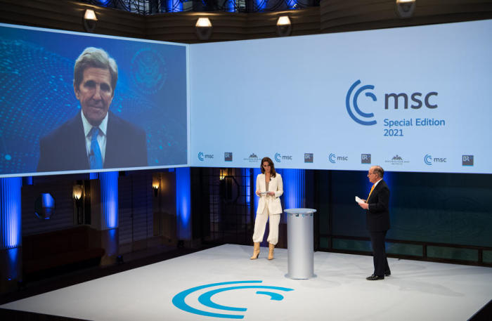 Die Münchner Sicherheitskonferenz (MSC) zeigt den präsidialen Sondergesandten für Klima John Kerry (auf dem Bildschirm) bei seiner Rede während der Münchner Sicherheitskonferenz 2021. Foto: epa/Mueller