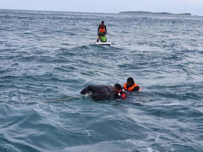 Tauchern gelang es, eine zweite Leiche aus dem Meer zu bergen. Bild: Surat Thani PR
