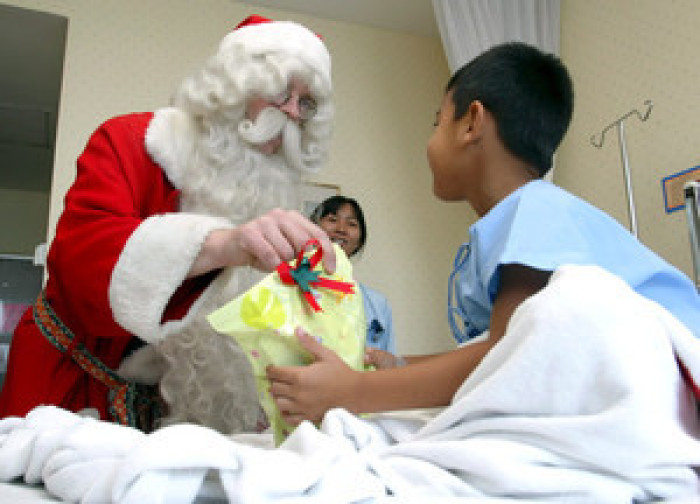 Foto mit sinnbildlichem Charakter: Der Heilige Nikolaus überbringt in einem Staatlichen Krankenhaus in Thailand Geschenke – die Militärregierung will die 30-Baht-Versicherung auf den Prüfstand stellen.