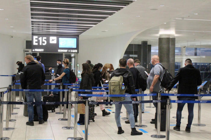 Am internationalen Flughafen Leonardo Da Vinci starten Passagiere vor den Weihnachtsferien während der Covid-19-Pandemie. Foto: epa/Telenews