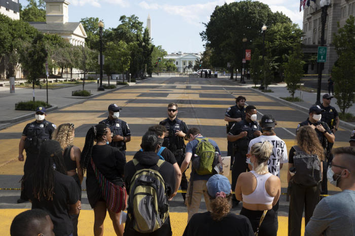 Anhänger der Black Lives Matter (BLM) versammeln sich im Juni 2020 an einer Polizeilinie am Black Lives Matter Plaza in Washington DC, USA.Foto: epa/Michael Reynolds