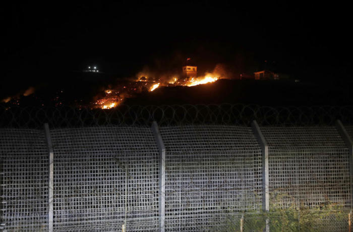 Ein Feuer auf einem syrischen Beobachtungsposten von der israelischen Seite der Grenze aus gesehen. Foto: epa/Atef Safadi